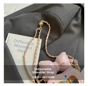 Détail du sac rose pour fille avec nœud, broderie cœur et chaîne en or ajustable