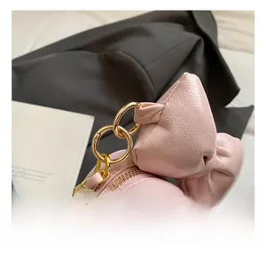 Vue détaillée du sac cœur rose avec broderie arc-en-ciel et crochet doré brillant