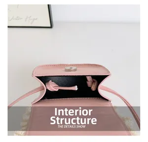 Vue détaillée de l'intérieur d'un sac en cuir rose avec boucle magnétique et dentelle