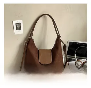 Vue détaillée du sac cabas marron foncé avec nœuds léopard et accessoires de bureau