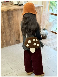 Texture détaillée de la sacoche champignon en peluche avec pois blancs et laine brune
