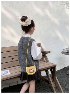 Détail du sac bandoulière jaune pour enfant avec poupée Hello Kitty et bordure dentelle