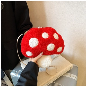 Détail du sac champignon en peluche avec texture douce en laine et pois blancs