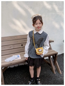 Détail du sac bandoulière jaune avec dentelle et poupée de dessin animé enfant