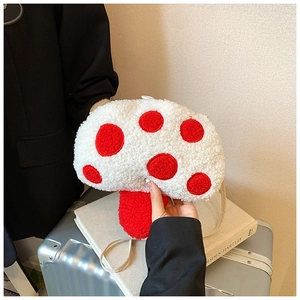 Détail du sac champignon en peluche pour enfant avec texture douce en laine