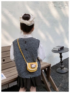Détail du sac bandoulière jaune pour enfant en cuir avec dentelle et peluche chat