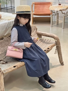 Detail of a minimalist pink mini handbag with a metallic lock for young girls