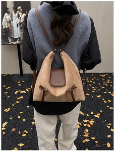 Détail du sac à dos vintage léopard avec rabat en cuir marron et nœud décoratif