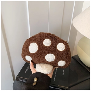Détail du sac champignon en peluche douce en polaire marron et blanc à pois blancs