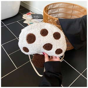 Détail du sac bandoulière en peluche champignon avec texture polaire et taches brunes