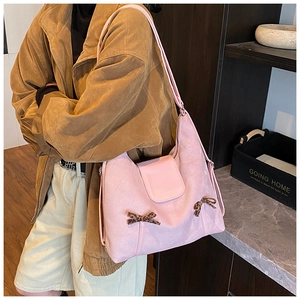 Détail d'un grand sac à bandoulière rose pour enfants avec des nœuds imprimé léopard