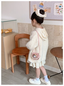 Détail du petit sac bandoulière en dentelle rose pour fille avec une poupée chaton mignonne