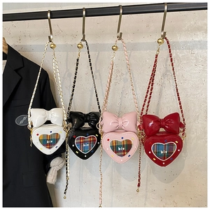 Détail de mini sacs en forme de cœur avec nœuds et fenêtres à carreaux en quatre couleurs