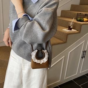 Mini sac bandoulière en daim marron pour enfants avec dentelle blanche et style rétro
