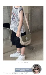 Détail du sac bandoulière enfant en toile avec logo Free Life et bandoulière corde