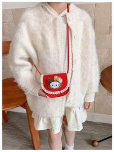 Détail du sac bandoulière rouge pour enfant avec bordure en dentelle et chaton
