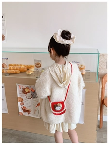 Petit sac bandoulière rouge pour enfant avec dentelle et chat porté par un mannequin