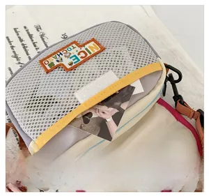 Detail der mehrfarbigen Kinder-Umhängetasche mit Netztasche und Buchstaben-Patch