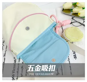 Détail de la fermeture magnétique en métal sur un sac bandoulière patchwork pour enfants