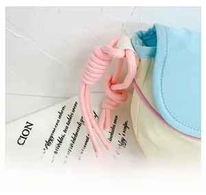 Détail de la sacoche color-block enfant avec rabat bleu ciel et bandoulière en corde rose