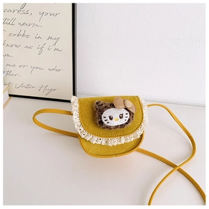Détail du sac bandoulière jaune pour enfant avec dentelle blanche et chat en peluche