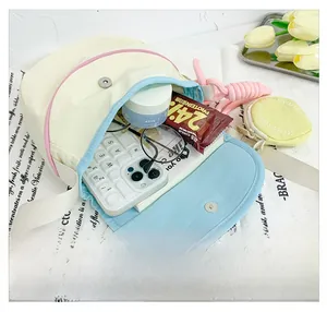 Vue détaillée du sac bandoulière enfant en nylon montrant le rangement et la capacité