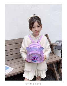Detail eines lila Pailletten-Rucksacks mit Meerjungfrauen-Print und Glitzerflügeln für Kinder