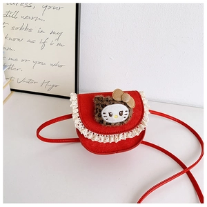 Détail du sac rouge pour enfant avec bordure en dentelle blanche et chat en peluche