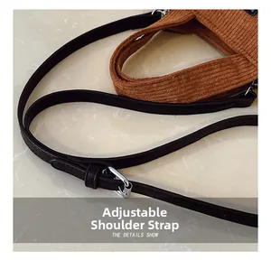 Détail de la bandoulière réglable en similicuir noir avec boucle argentée sur sac