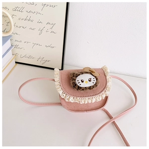 Vue détaillée du mini sac bandoulière rose pour enfant avec dentelle et motif chat léopard