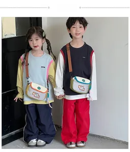 Detailansicht zweier Kinder-Umhängetaschen aus Canvas mit Netztaschen und Riemen