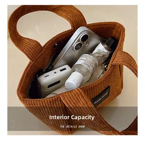 Vue détaillée du sac cabas en velours côtelé marron montrant sa grande capacité interne