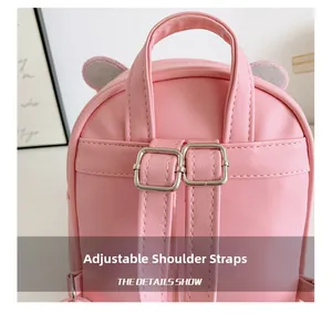 Detailansicht eines rosa Mini-Rucksacks mit verstellbaren Trägern und süßen Ohren-Elementen