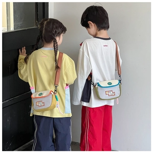 Detailansicht der Kinder-Umhängetaschen mit Mesh-Design, getragen von zwei Kindern