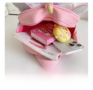Innenansicht des rosa Kinderrucksacks mit Pailletten zeigt Platz für Hefte und Handy