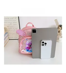 Größenvergleich des pinkfarbenen Paillettenrucksacks neben Tablet und Smartphone