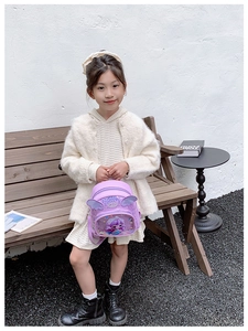Detail eines lila Pailletten-Rucksacks mit Meerjungfrau-Motiv und Flügeln für Kinder