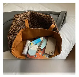 Détail intérieur du cabas léopard montrant la doublure orange et sa grande capacité