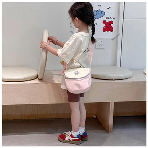 Vue détaillée du sac bandoulière en toile rose et beige avec lettrage Free Life pour enfant