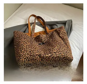 Vue détaillée du grand sac cabas à imprimé léopard avec des poignées marron