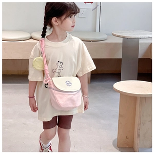 Détail de la bandoulière rose et crème avec sangle contrastée et petite pochette jaune
