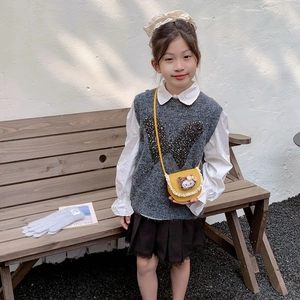 Mini sac bandoulière fille jaune gingembre avec dentelle et tenue automnale en tricot