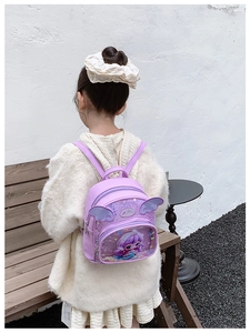 Detail eines lila Kinderrucksacks mit Meerjungfrau-Fenster und süßen 3D-Flügeln