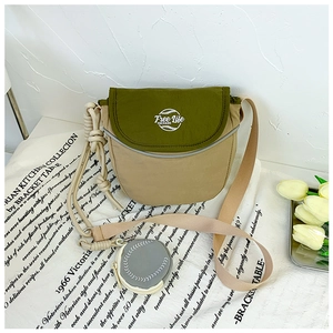 Détail du sac bandoulière enfant beige et olive avec mini porte-monnaie et lettrage
