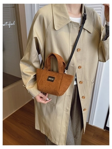 Détail de la texture en velours côtelé marron du sac avec étiquette et bandoulière
