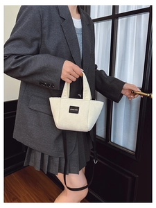 Détail de la texture en velours côtelé blanc et étiquette de sac seau pour enfants