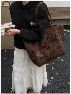 Gros plan du sac cabas en toile à motif léopard avec poche avant en automne