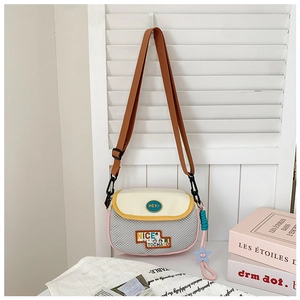 Detail der Kinder-Umhängetasche im Colorblock-Design mit Netztasche und Sternanhänger