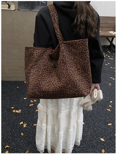 Vue arrière en extérieur d'un grand sac fourre-tout à motif léopard pour enfants