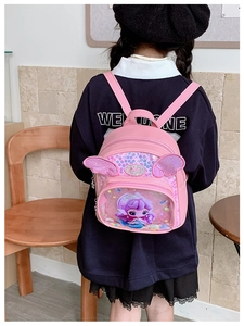 Detail eines rosa Kinderrucksacks mit Meerjungfrau-Motiv und glitzernden Flügeln